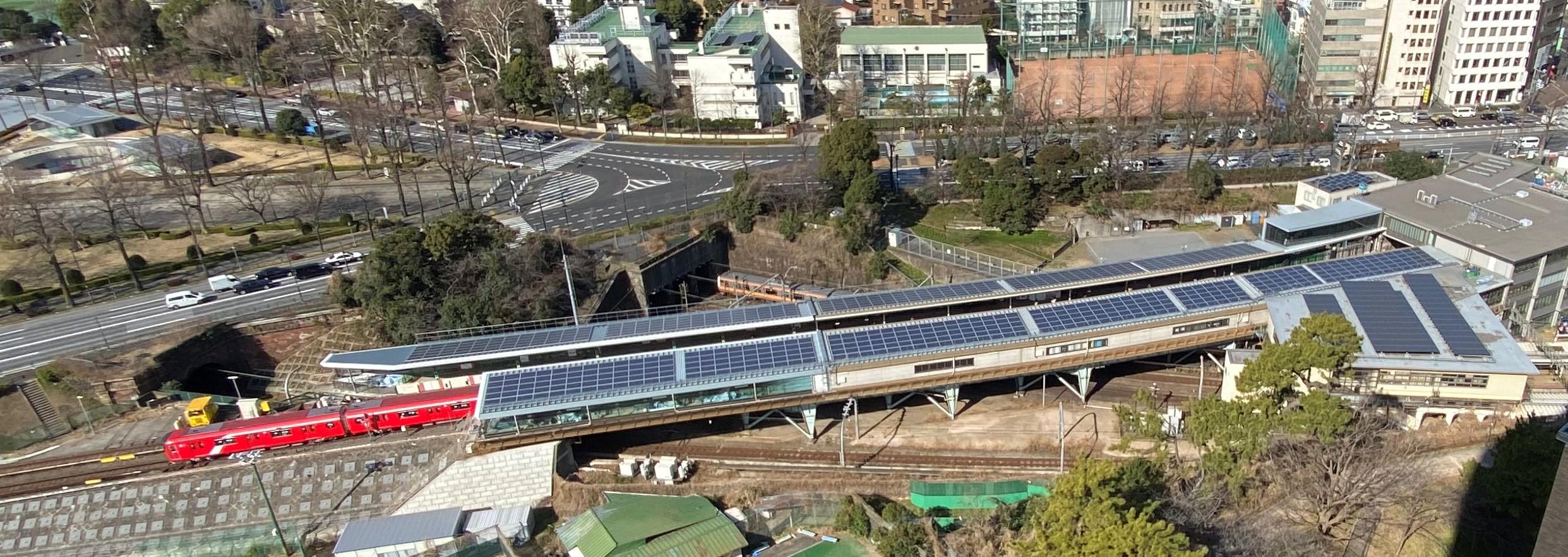 丸ノ内線四ツ谷駅　ホーム屋根上に太陽光発電システム