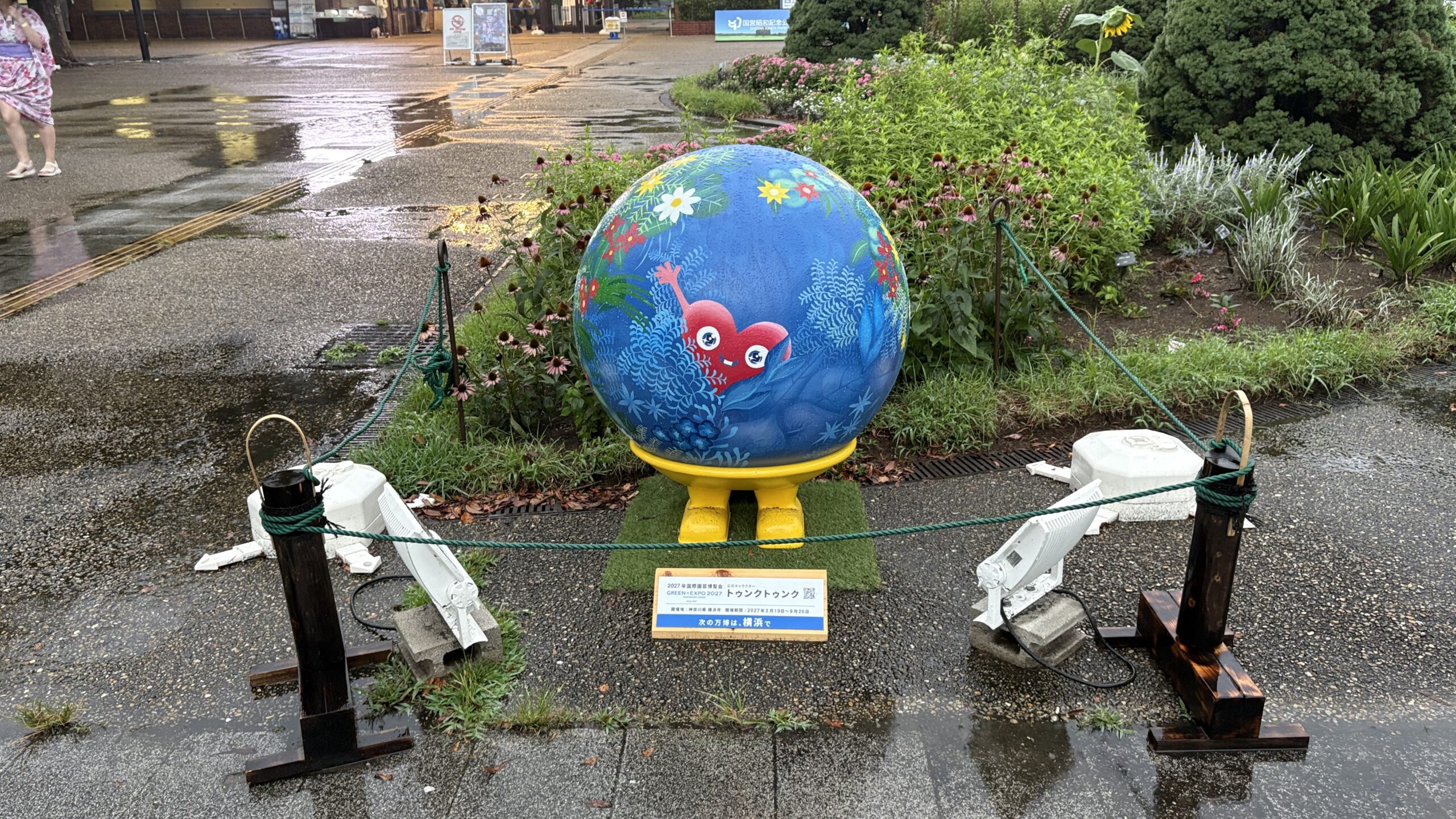 西立川口に設置されたGREEN×EXPO 2027公式キャラクター トゥンクトゥンクの球体モニュメント