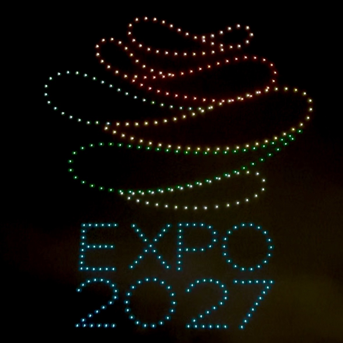 ドローンが夜空に描いたGREEN×EXPO 2027のシンボルマークと「EXPO 2027」の文字