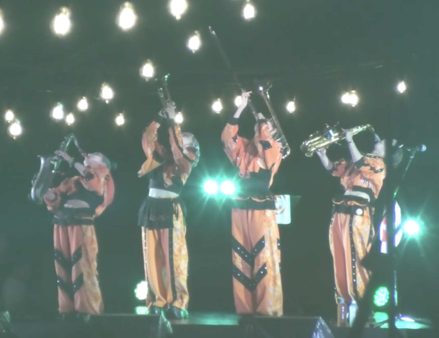 流れ星ステージで演奏するMOS