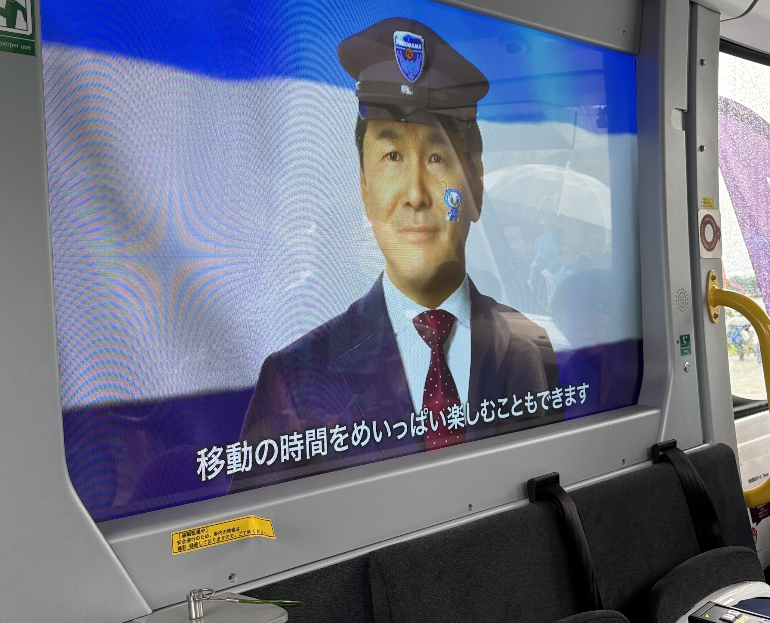 Navyaの車内モニターにAI社長が映し出されナビゲートする様子