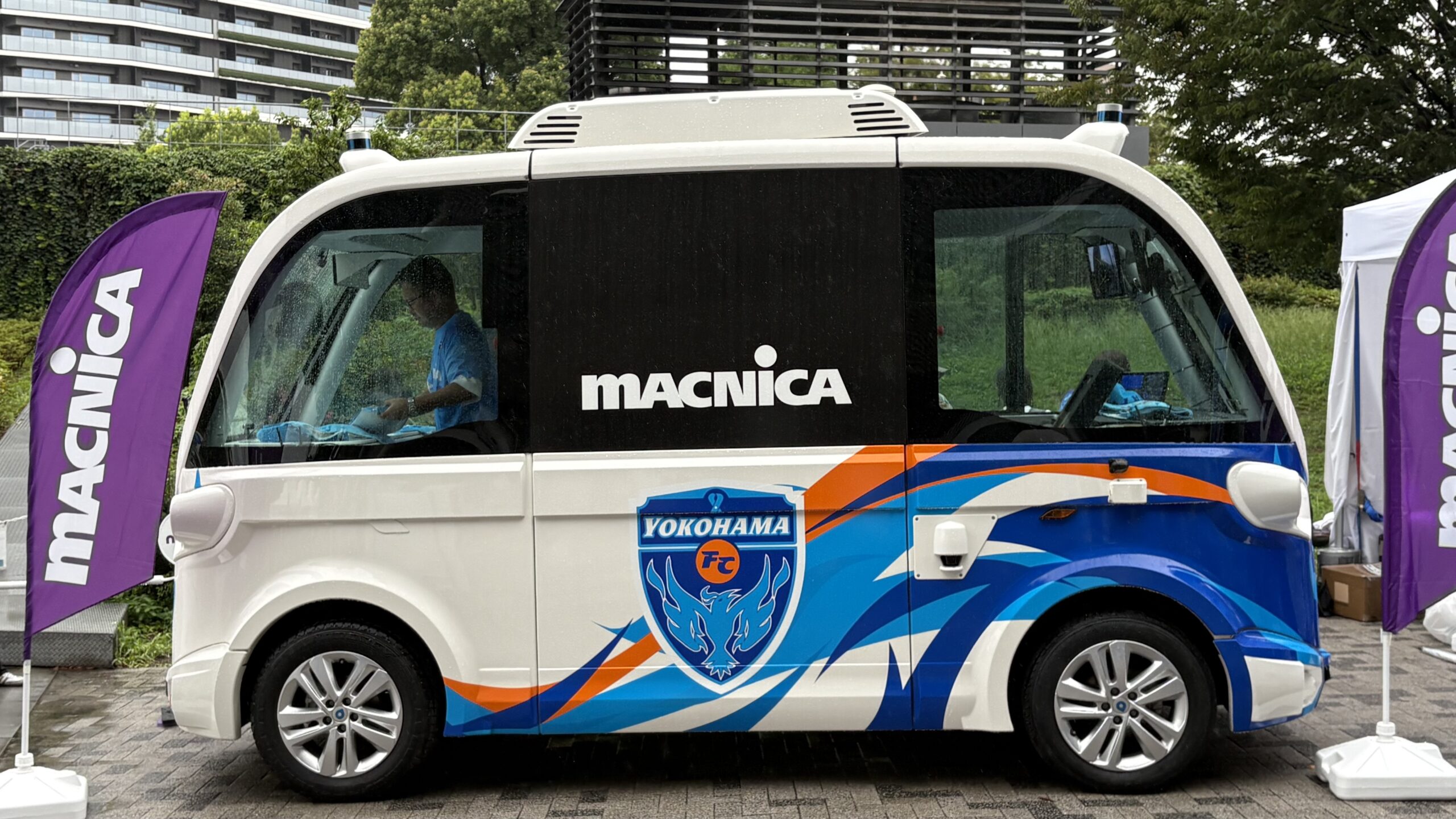 横浜FCのラッピングが施された自動運転EVバス「Navya」の車体