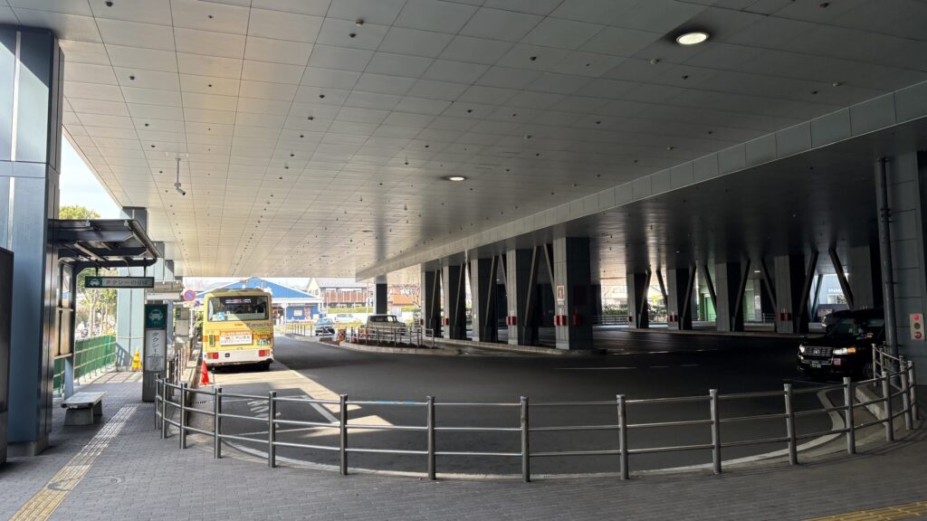 瀬谷駅北口のバスターミナル