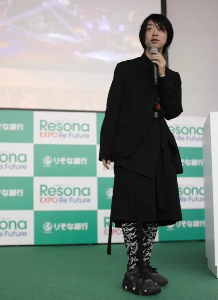 試作のﾇﾙ靴下を着用する落合陽一氏