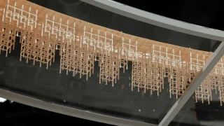 大屋根リングを“見上げる”展示が登場　MoN Takanawa開館記念「ぐるぐる展」で1/200模型を公開