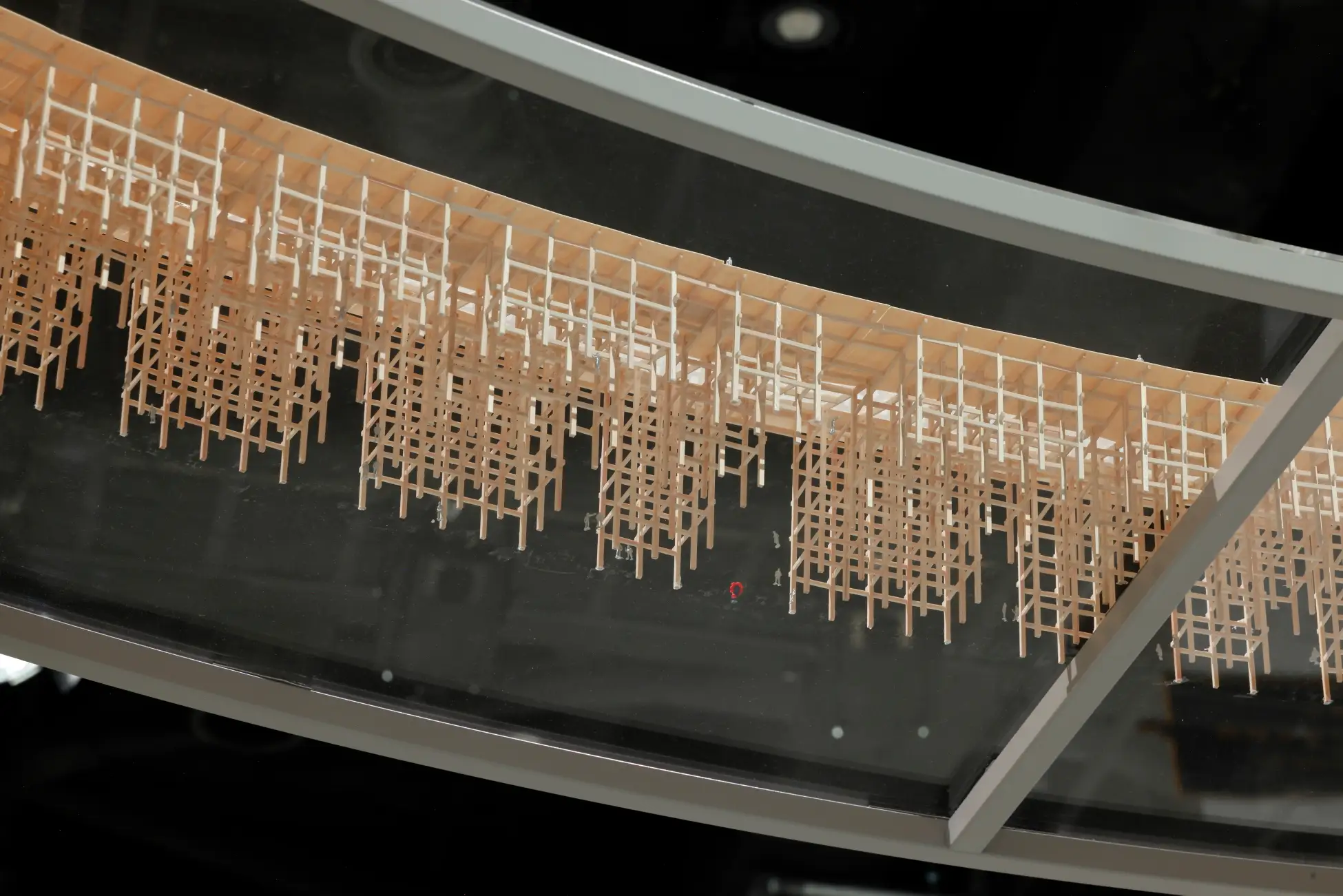 大屋根リングを“見上げる”展示が登場　MoN Takanawa開館記念「ぐるぐる展」で1/200模型を公開