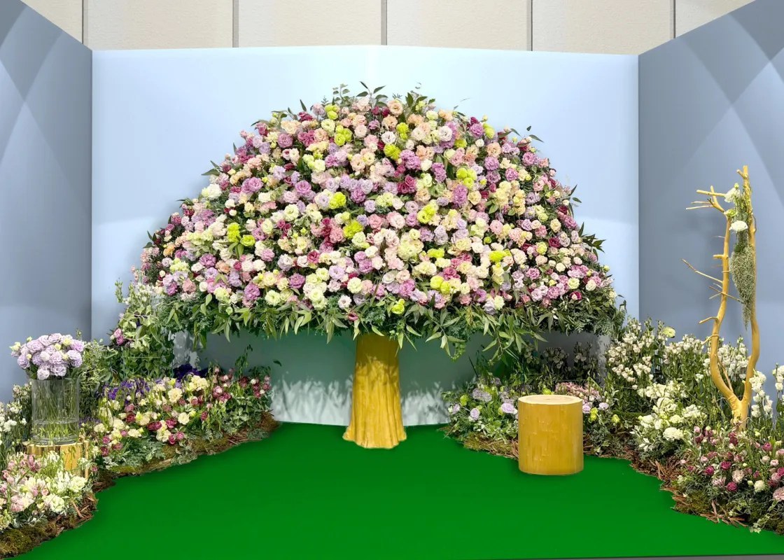 花で覆われた大きな木の形の屋内展示のイメージ