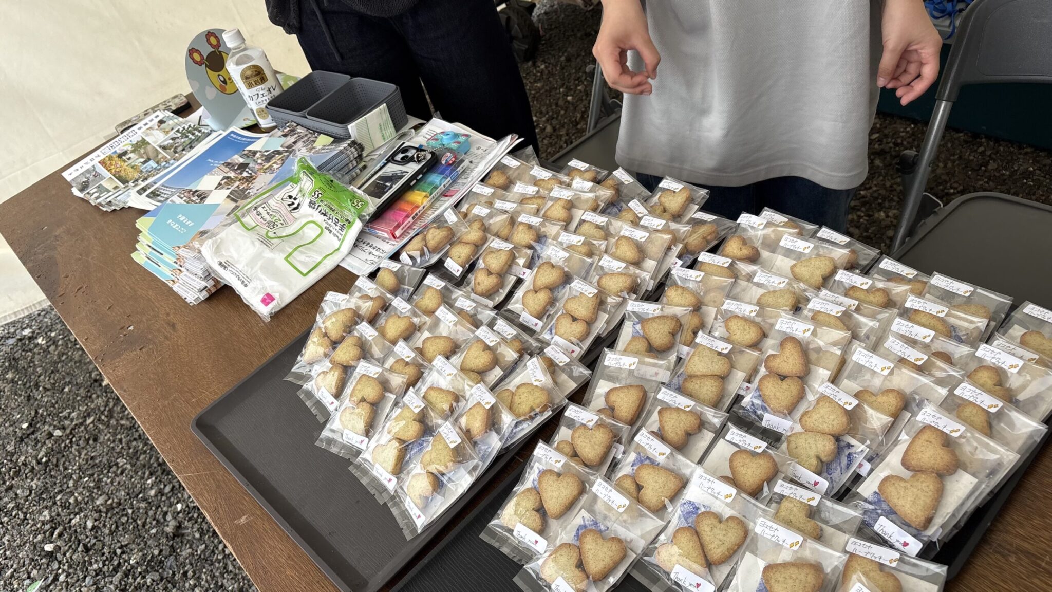 瀬谷高校の生徒が育てたハーブを使ったクッキー