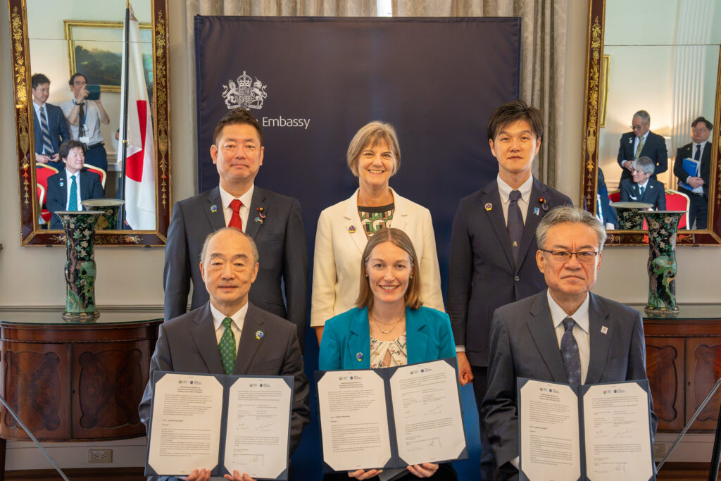 英国とGREEN×EXPO 2027の公式参加契約 調印式の記念撮影