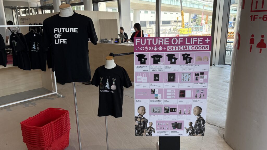 FUTURE OF LIFE＋のオフィシャルグッズ案内ボードとTシャツ