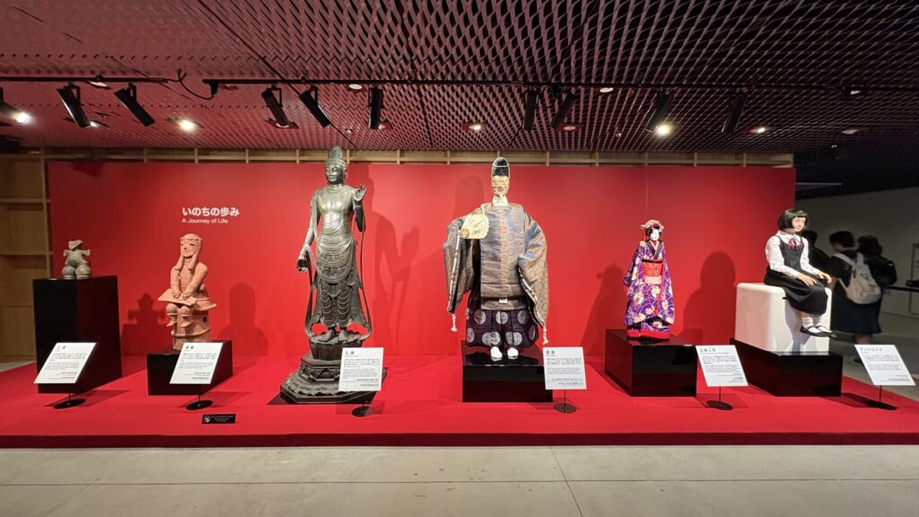 ゾーン1「いのちの歩み」に並ぶ土偶・仏像・能面・文楽人形・アンドロイド