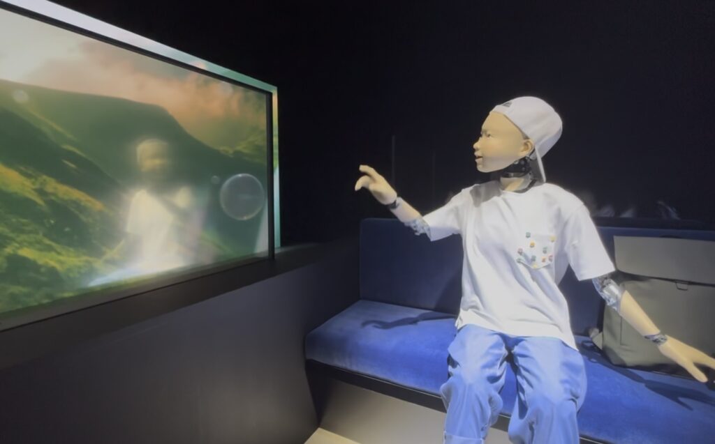 電車の座席に座るアンドロイドの男の子