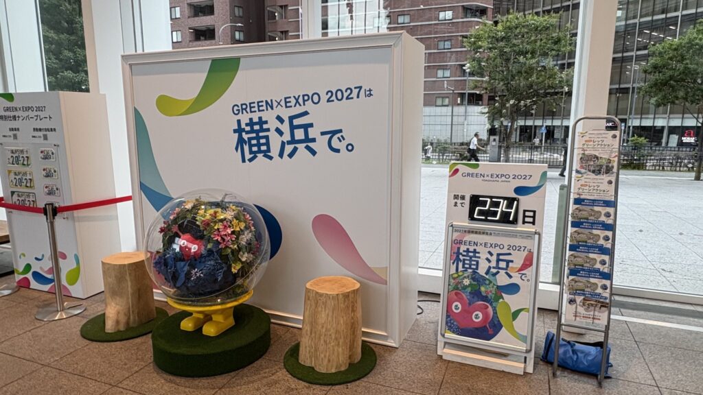 横浜市役所1階にあるトゥンクトゥンクモニュメント