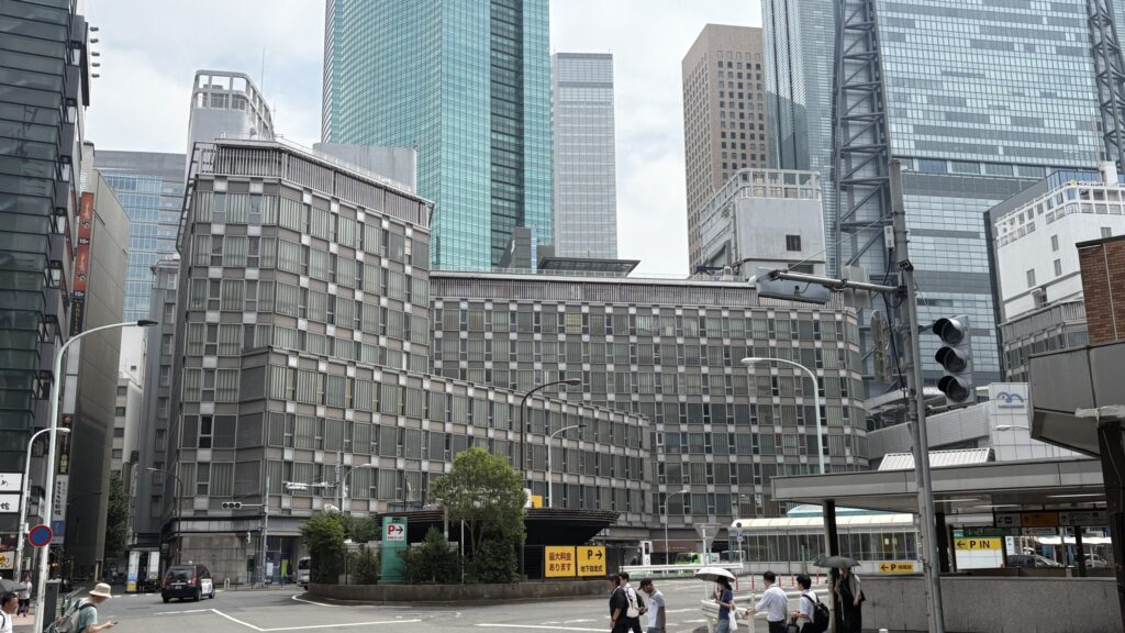 会場が入る新橋駅前ビル1号館の外観