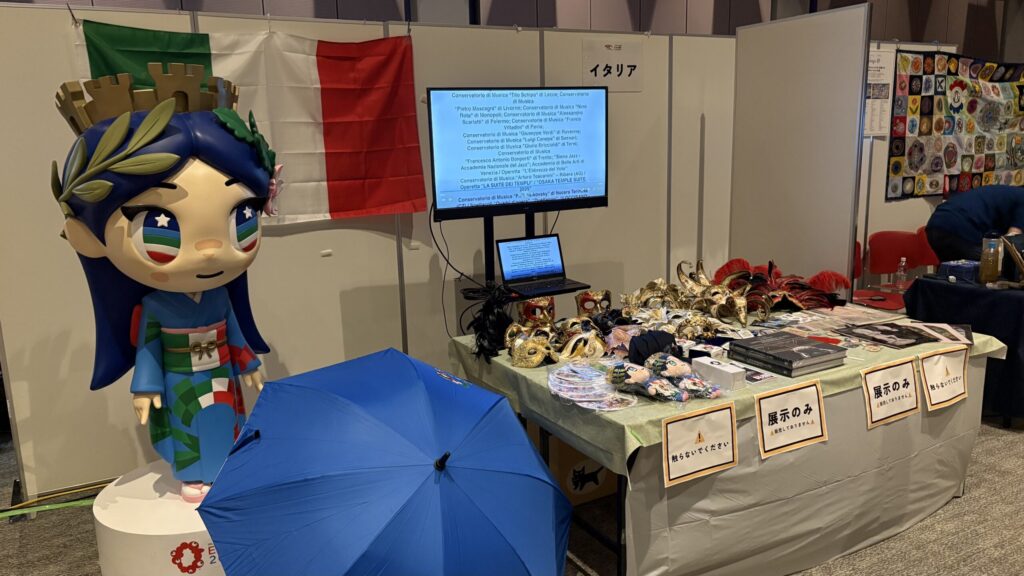 イタリアブースとイタリアちゃんのモニュメント