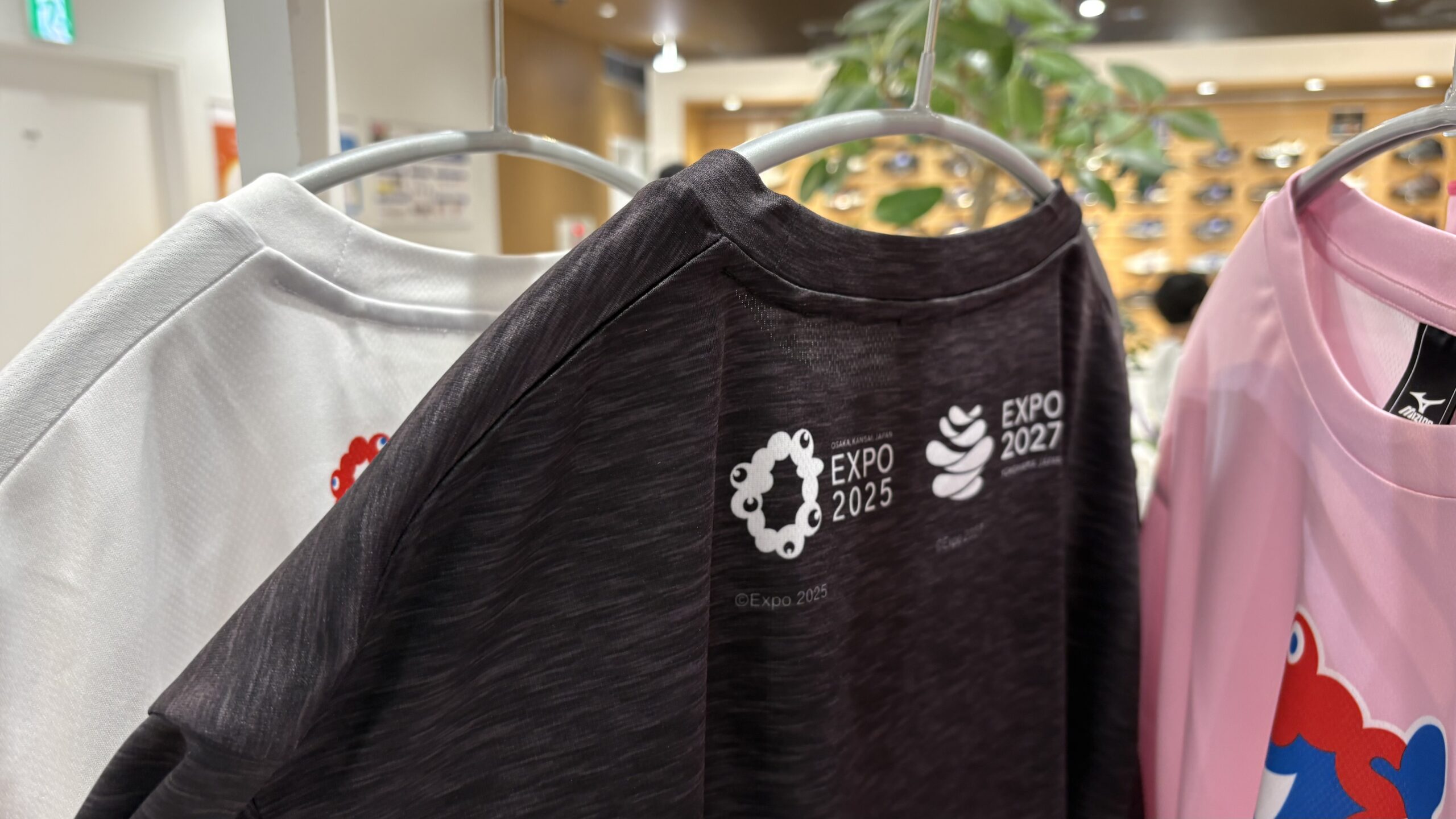 Tシャツの肩に入るEXPO2025とEXPO2027のロゴ