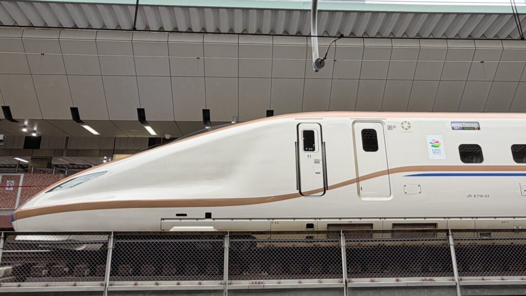 E7系のトゥンクトゥンクラッピング新幹線
