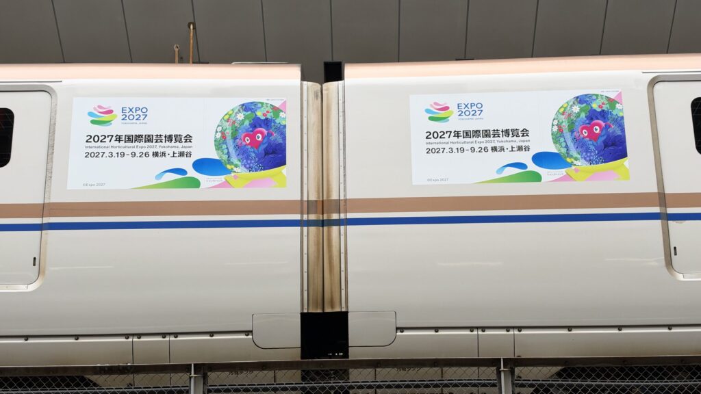 車体に描かれたGREEN×EXPO 2027のラッピング