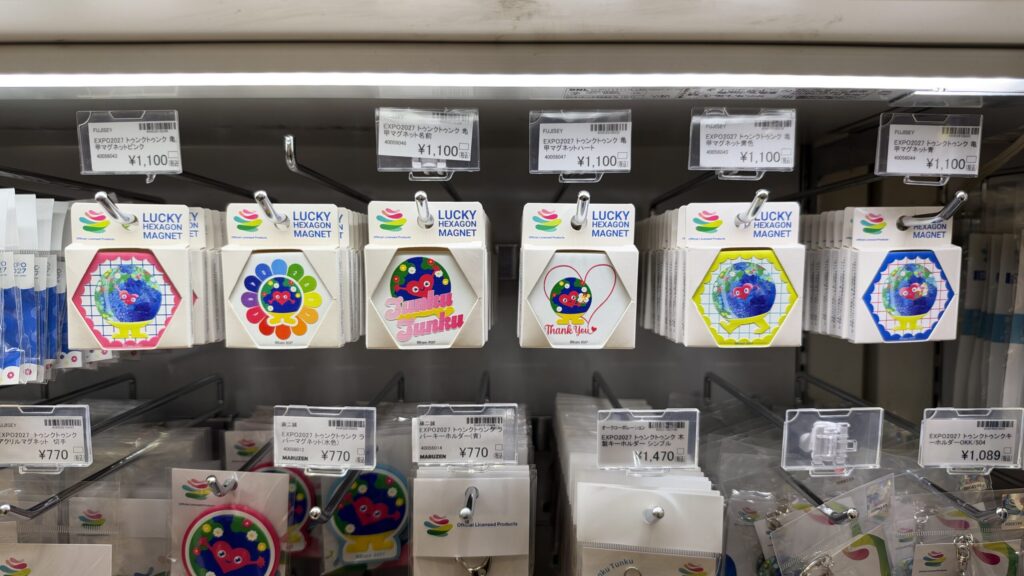 丸善 丸の内店に並ぶFUJISEYの亀甲マグネット