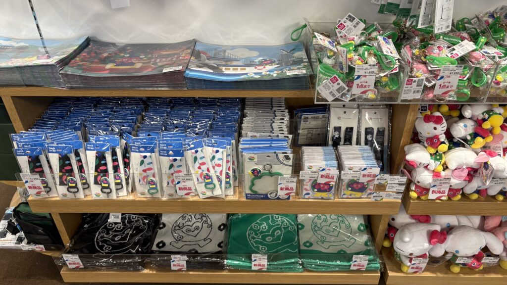 サンリオコラボのキーホルダーと新商品が並ぶ棚