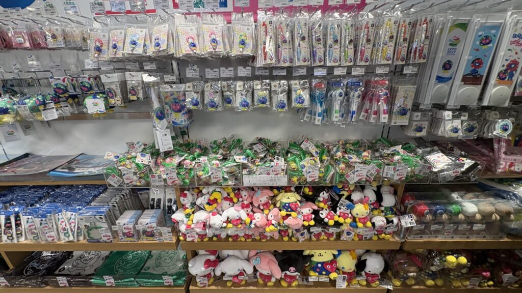 ぬいぐるみや文具が並ぶ棚
