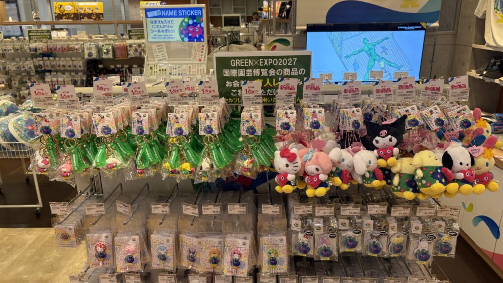 サンリオコラボのキーホルダーとぬいぐるみが並ぶ什器