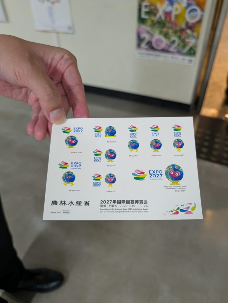 トゥンクトゥンクとEXPO 2027ロゴのオリジナルシール