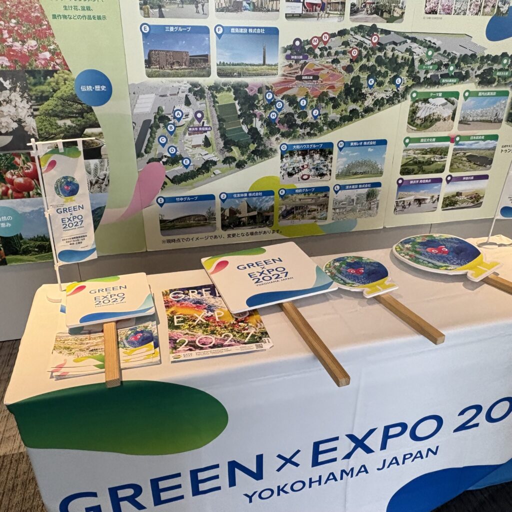 GREEN×EXPO 2027のブースに並ぶパンフレットとうちわ