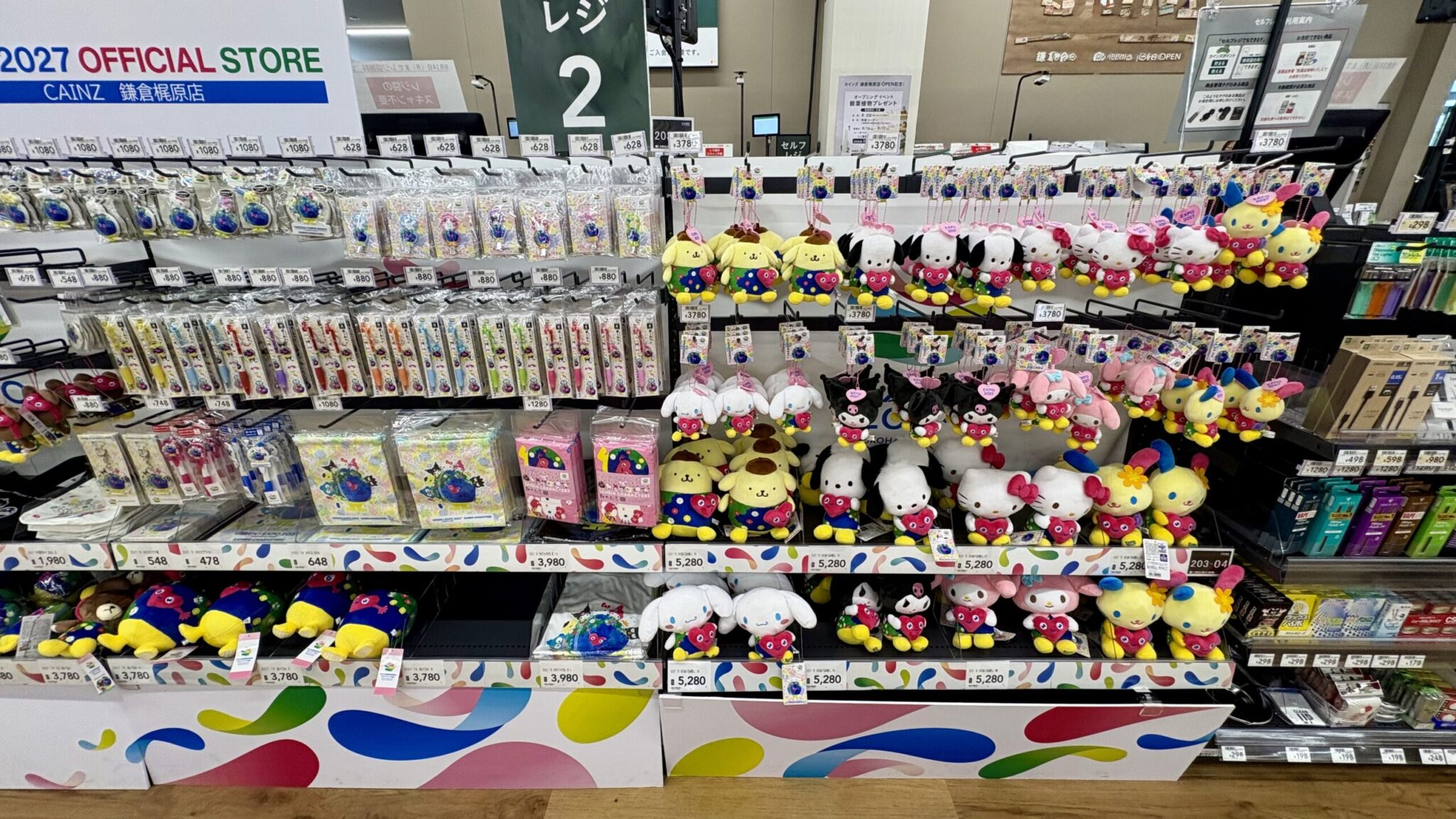 サンリオキャラクターズとのコラボ商品が並ぶ棚
