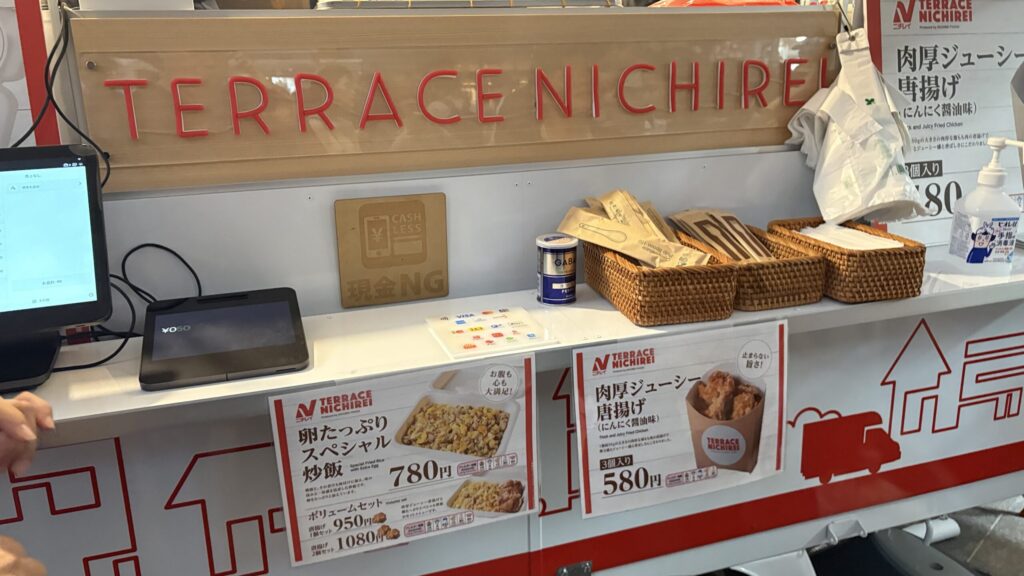 TERRACE NICHIREIのカウンターとメニュー表示