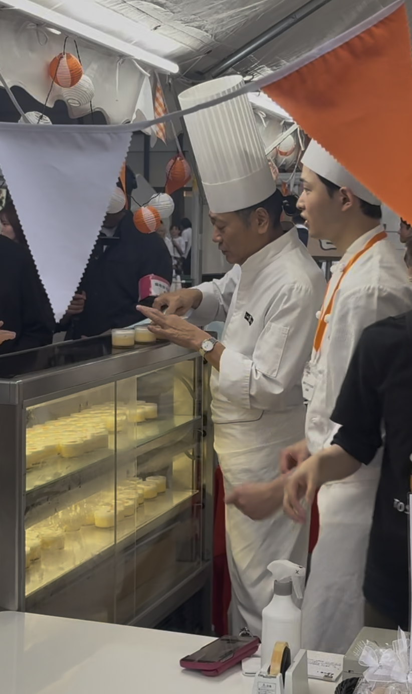 トシ・ヨロイヅカのショーケースに並ぶ卵プリンと鎧塚俊彦 氏