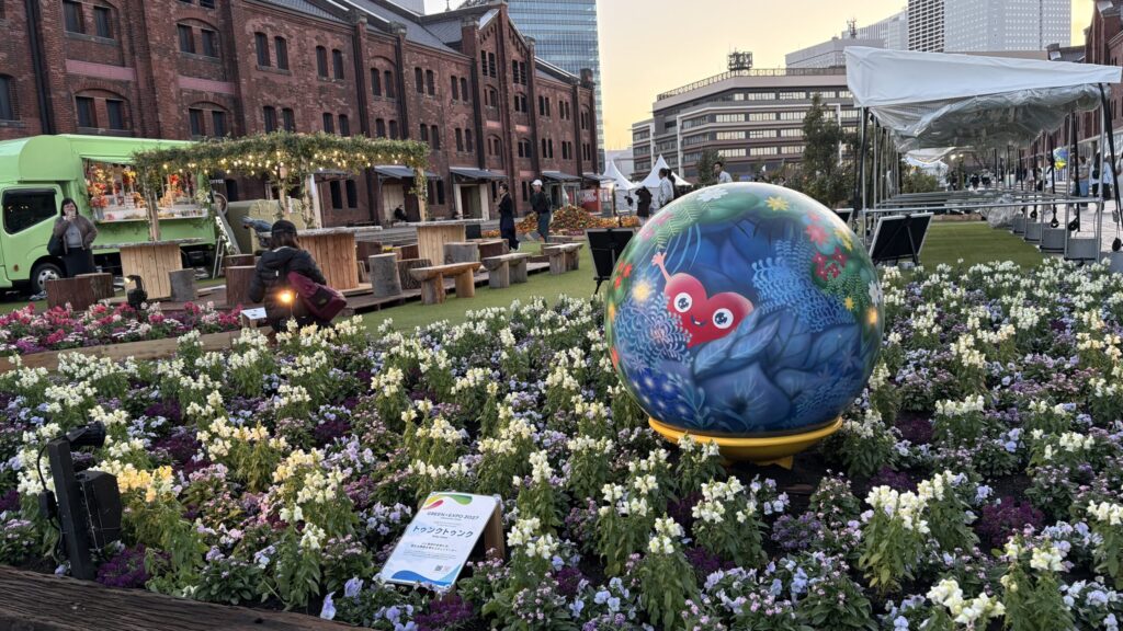 横浜赤レンガ倉庫の花壇とトゥンクトゥンクのモニュメント