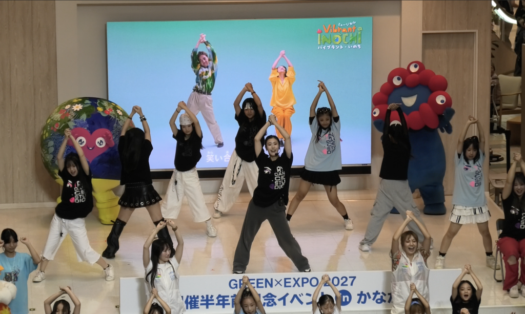 「星の子」のダンスを踊るトゥンクトゥンクとミャクミャクとダンサー