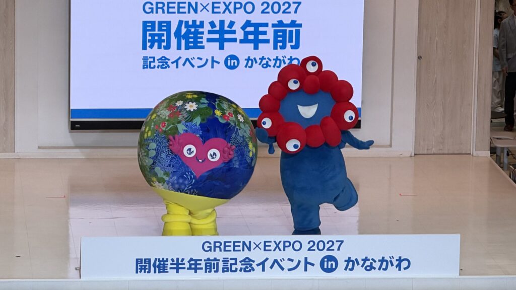ステージに並ぶトゥンクトゥンクとミャクミャク