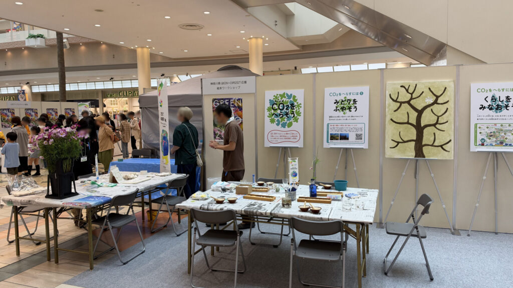 応援絵本ワークショップのテーブルと展示パネル