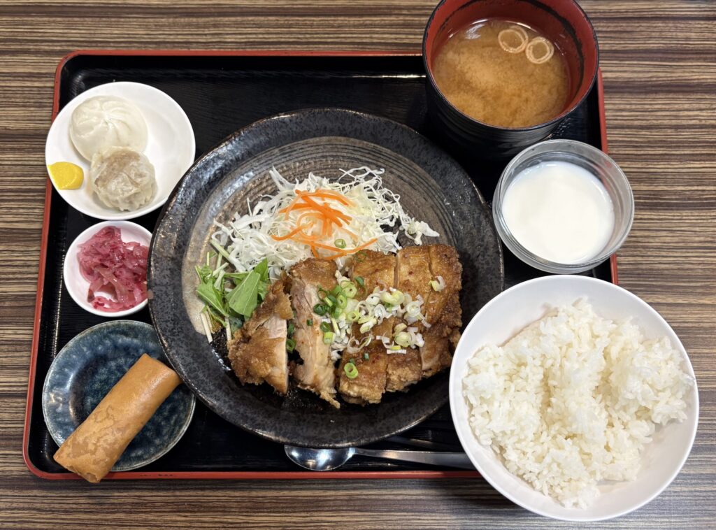 咲くらの中華三昧御膳。油淋鶏、春巻き、焼売、ミニ肉まん、ごはん、味噌汁、デザート