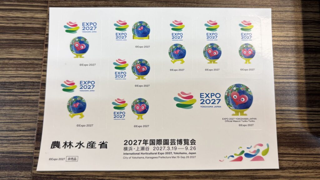 トゥンクトゥンクとEXPO 2027ロゴのオリジナルシール