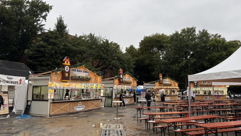 ビールの小屋が並ぶオクトーバーフェスト2026 in 芝公園の会場