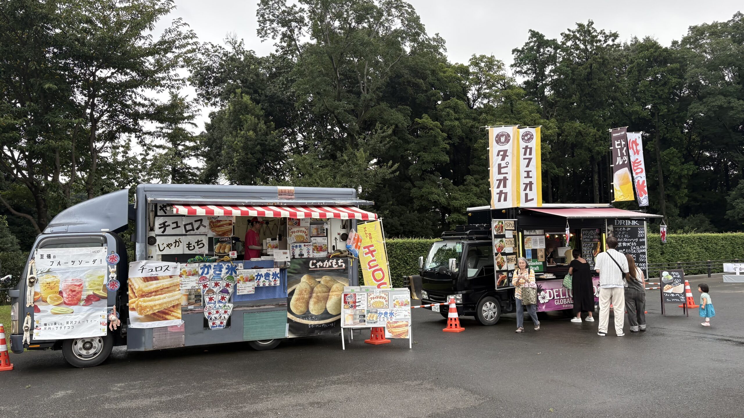 正面入口広場のキッチンカー