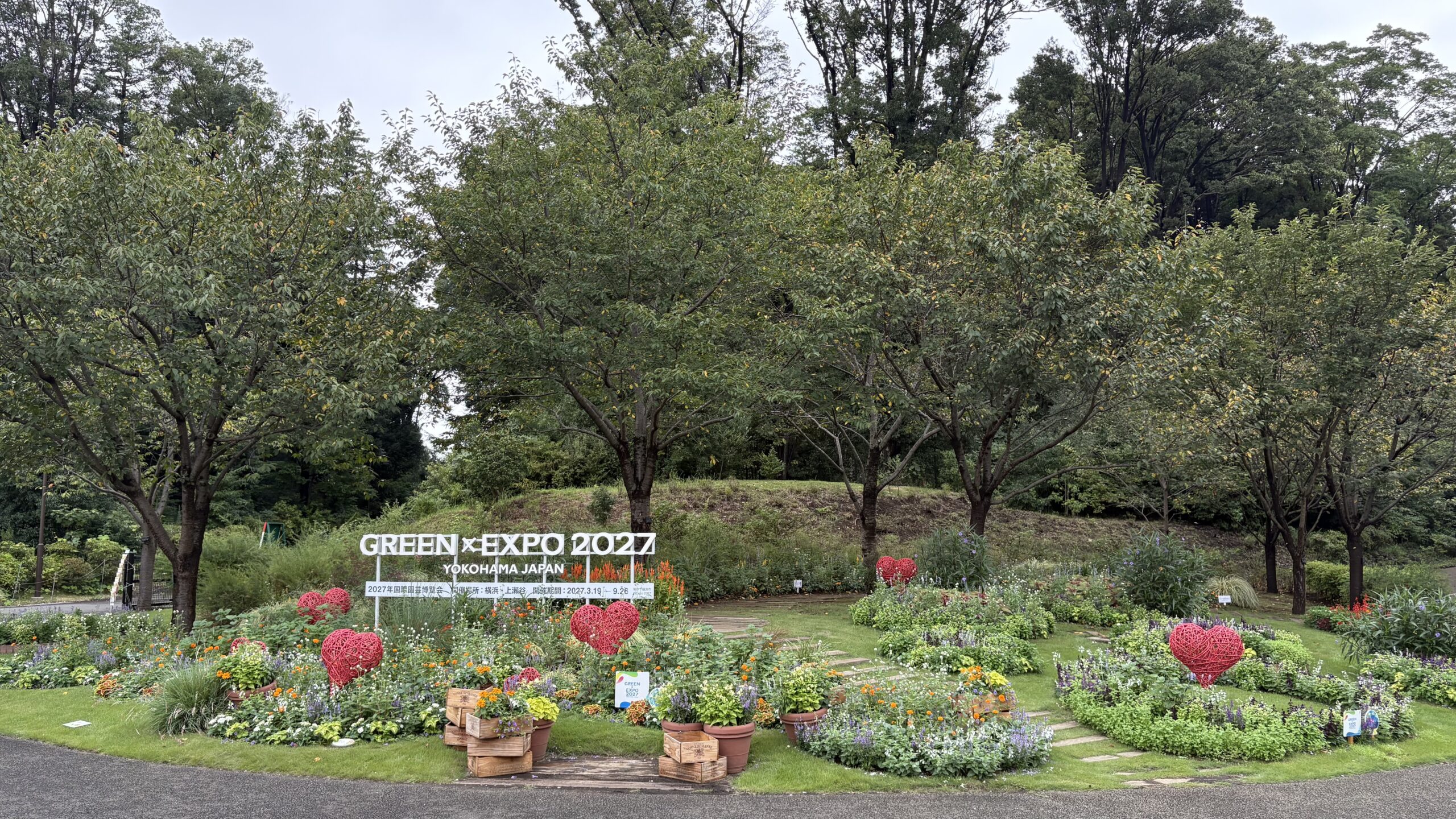GREEN×EXPO 2027のサインと赤いハートのオブジェ