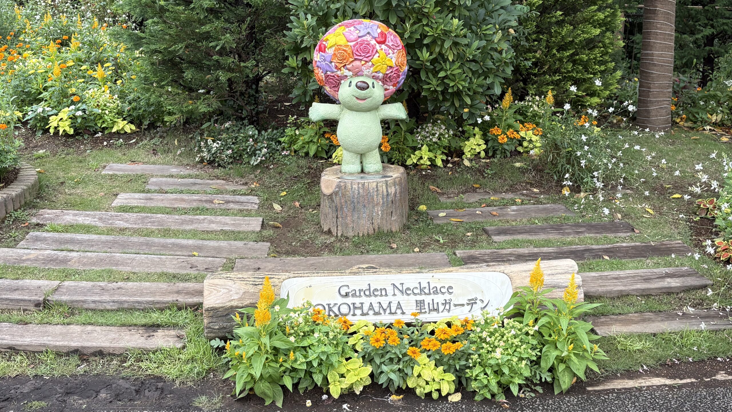 ガーデンベアの像と「Garden Necklace YOKOHAMA 里山ガーデン」の看板