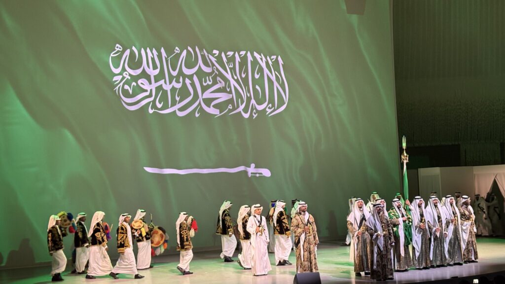 大阪・関西万博 サウジアラビアのナショナルデーで伝統舞踊を披露する出演者たち