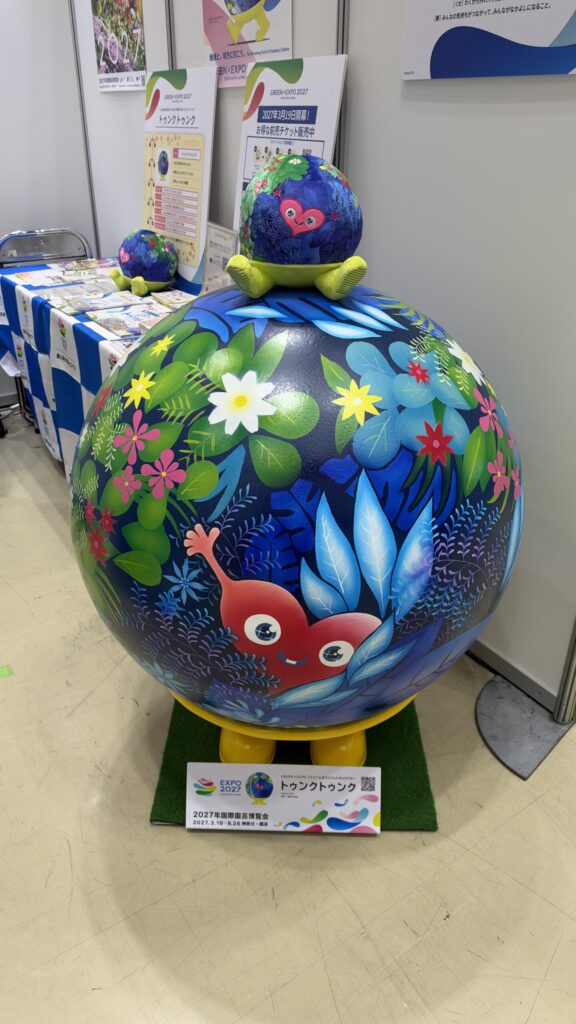 トゥンクトゥンクのモニュメントとぬいぐるみ