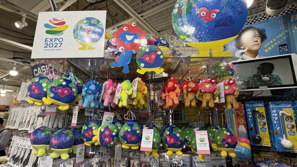 上野ヤマシロヤ入口付近のトゥンクトゥンクとミャクミャクのグッズ