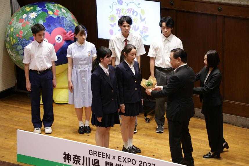 発表会での贈呈の様子