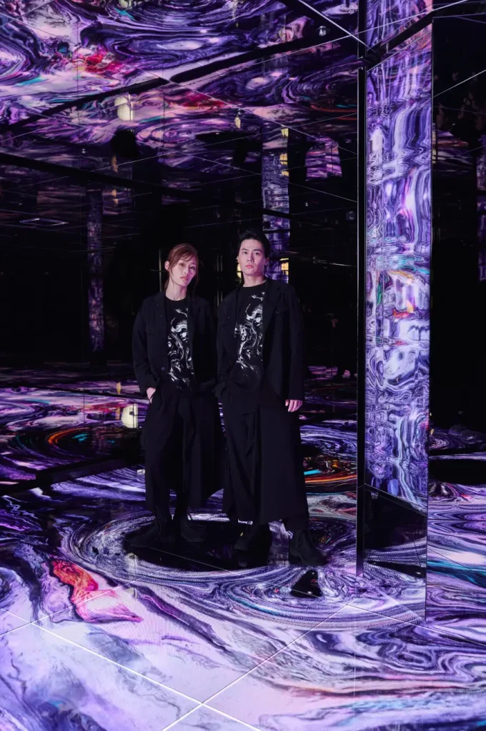 Ground Y x null²ⁿ Tシャツを着た2人が、紫の映像が流れる空間に立つ