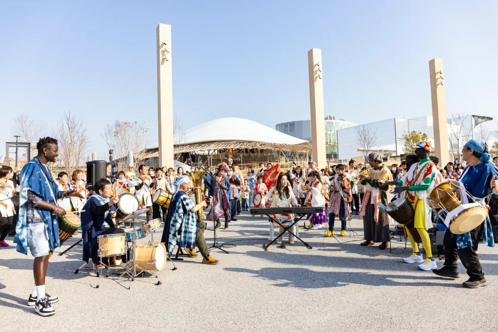 クラゲ館の前での演奏