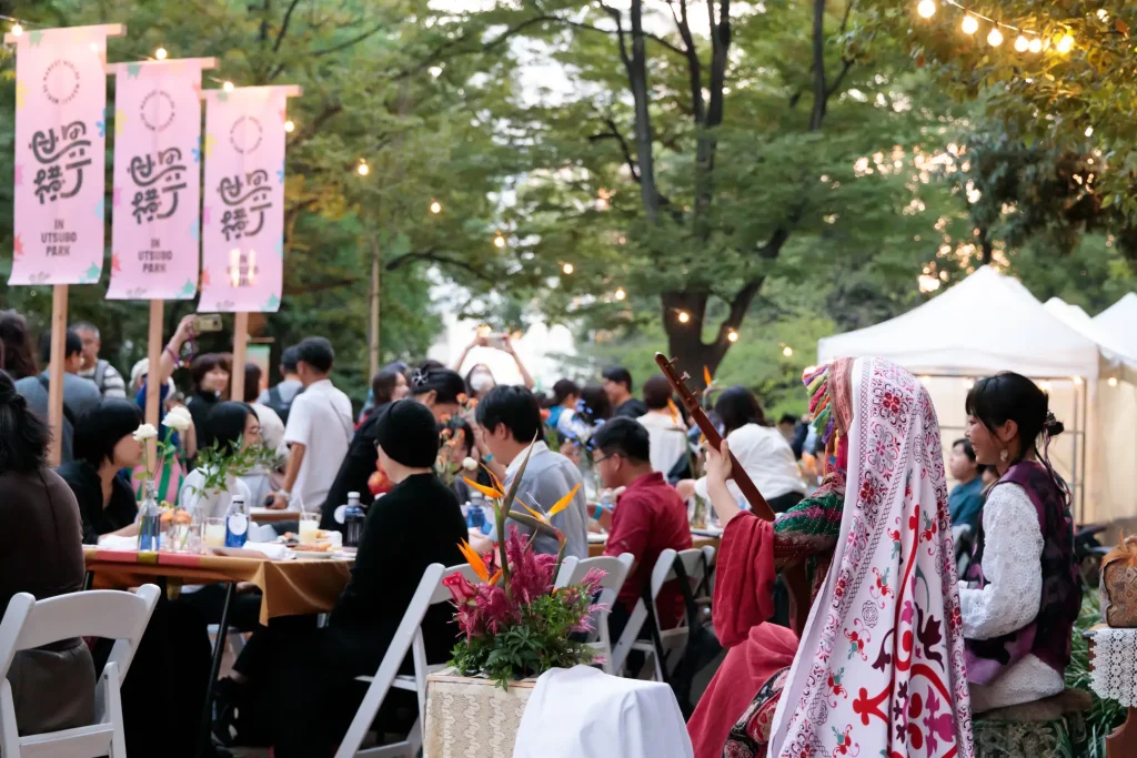 世界横丁 のぼりが立つ会場と食事のテーブル