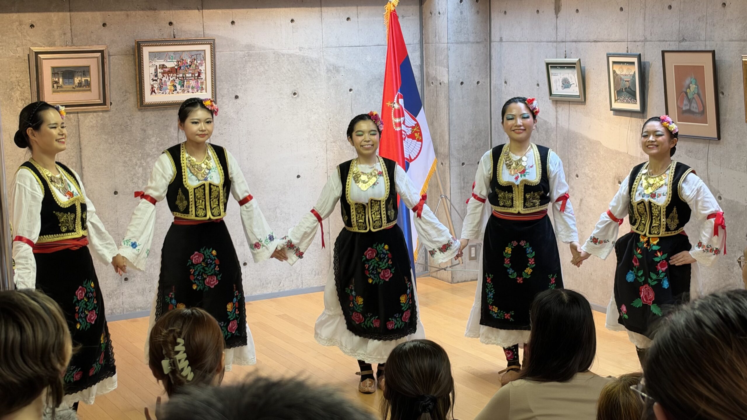 セルビアの民族衣装で輪になって踊る女性たち