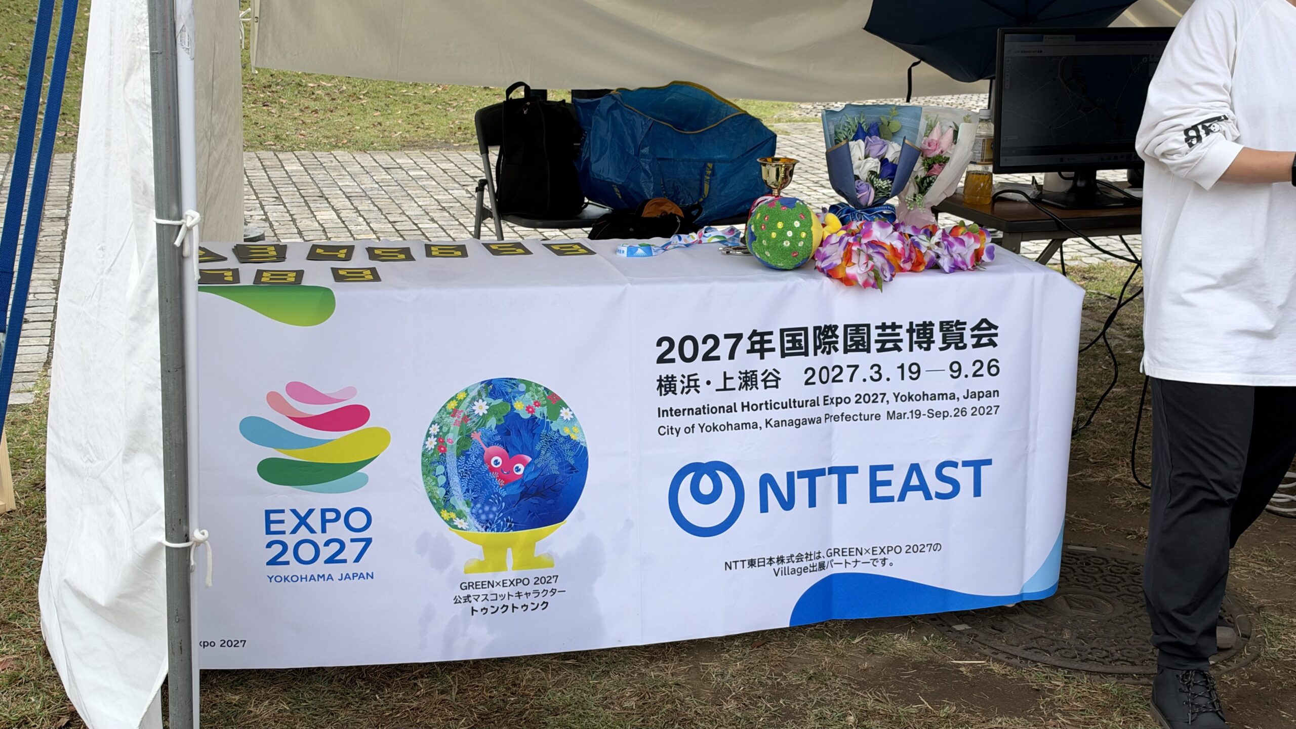 NTT東日本のブース。テーブルにEXPO 2027のロゴとNTT EASTの文字